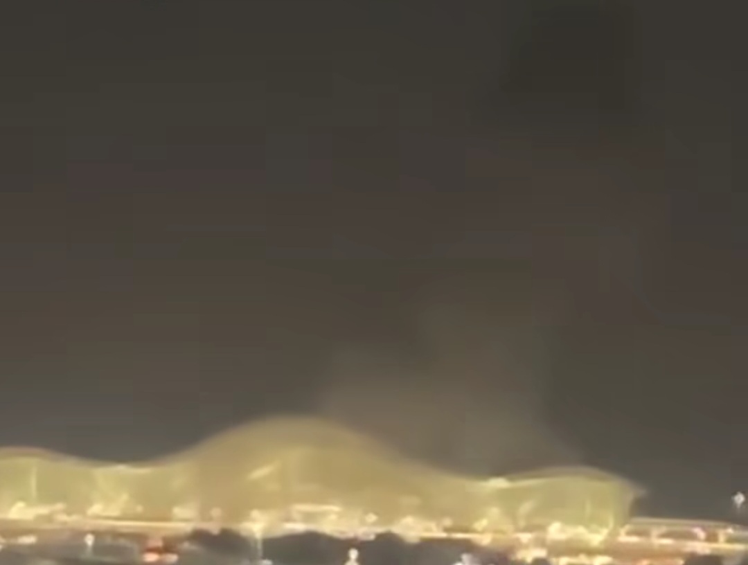 Abu Dhabi : fumée et incendies après une attaque de...