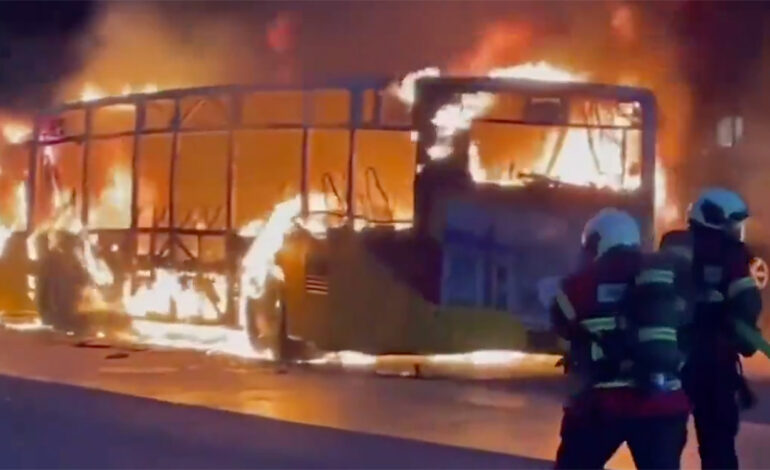 Suisse : six morts dans l’incendie d’un car, enquête criminelle