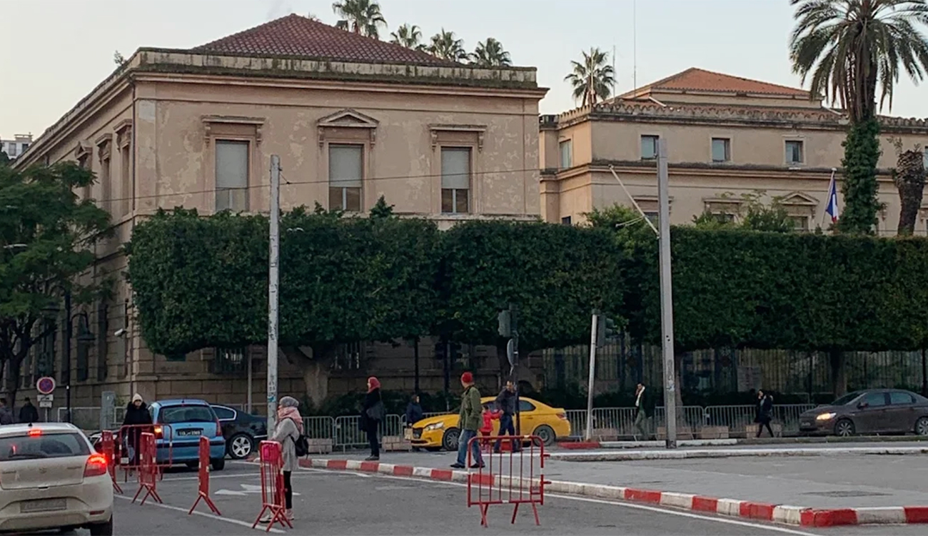 Barrières autour des ambassades à Tunis : Le ministère de...