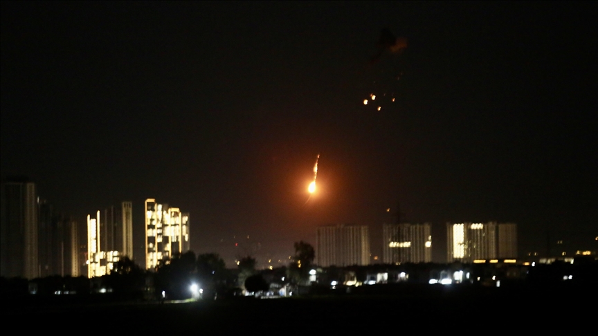 Dubaï : un immeuble touché par des débris de missile...