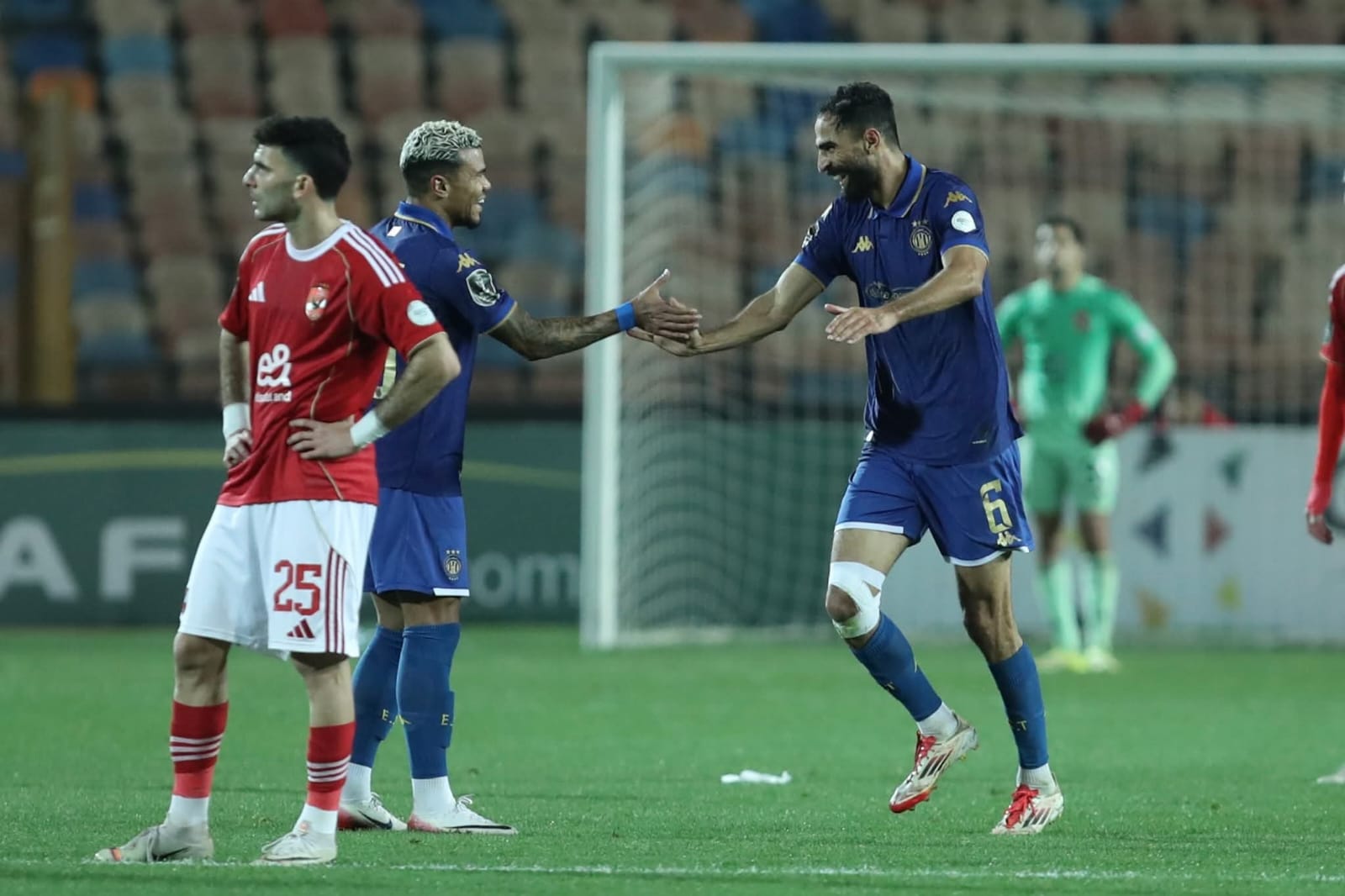 Quart de finale : l’EST s’impose 3-2 et file en...