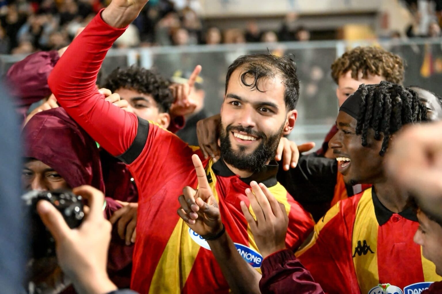 Quart de finale : l’EST s’impose 3-2 et file en...