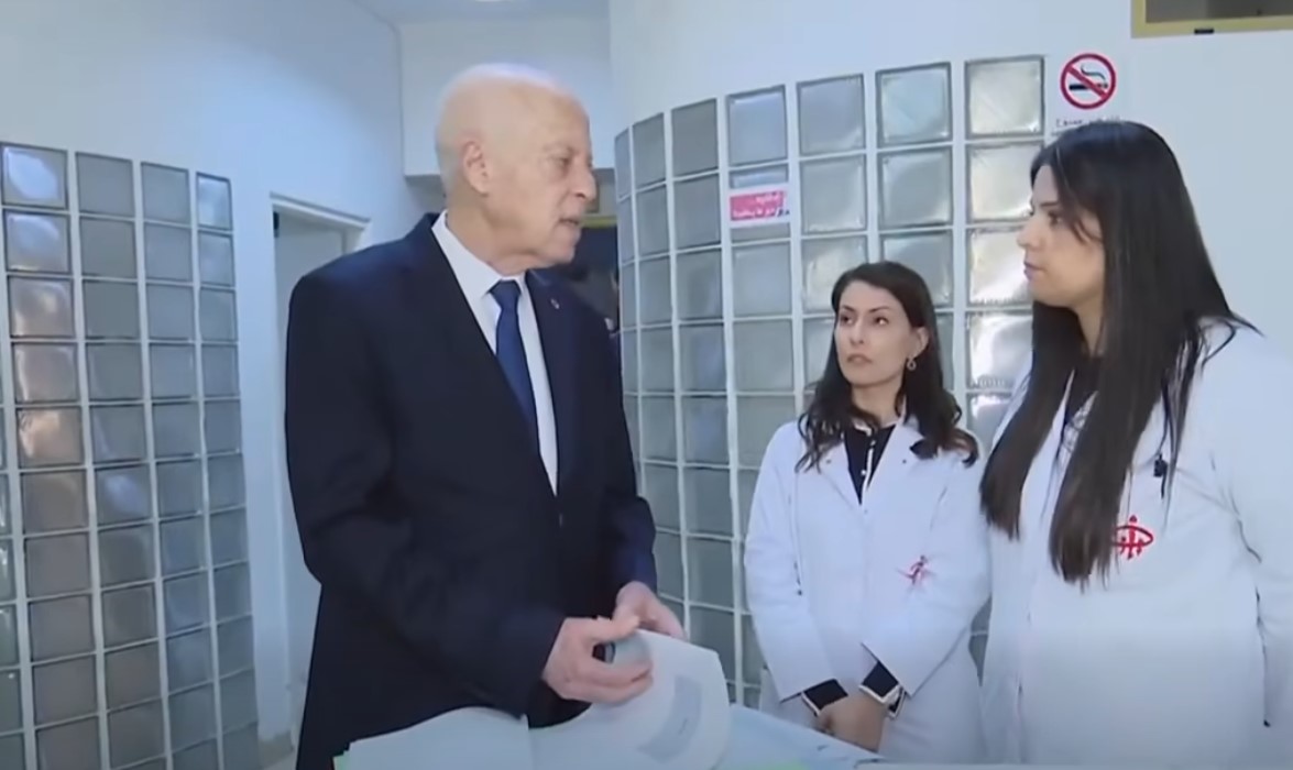 Le président Kaïs Saïed visite la policlinique d’El Omrane et...
