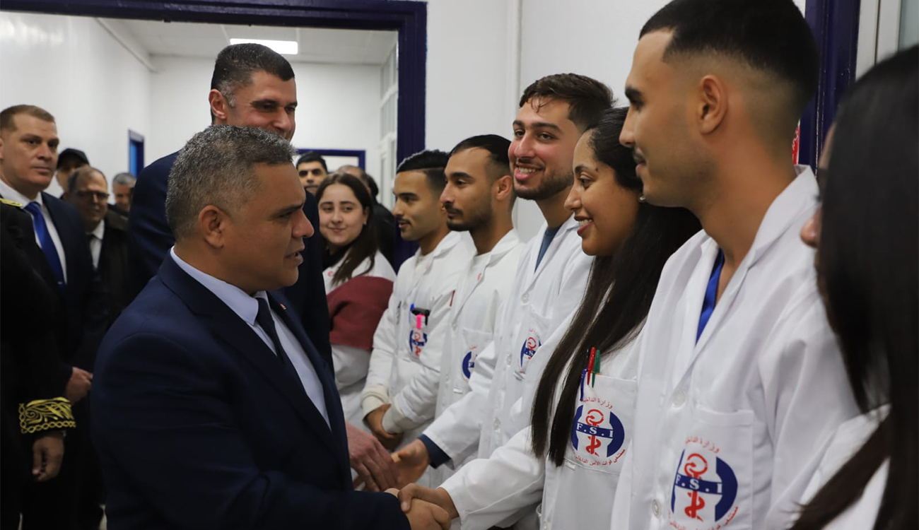 Le ministre de l’Intérieur préside une cérémonie de circoncision pour...