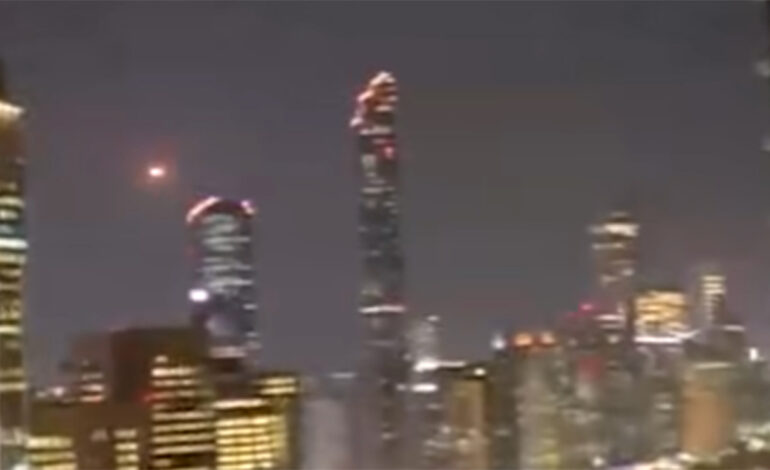 Un projectile d&rsquo;origine inconnue frappe un navire de fret au large de Dubaï