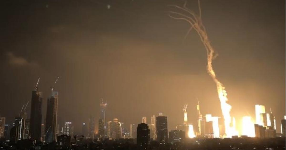 Tel-Aviv frappée par des éclats de roquettes : plusieurs blessés...