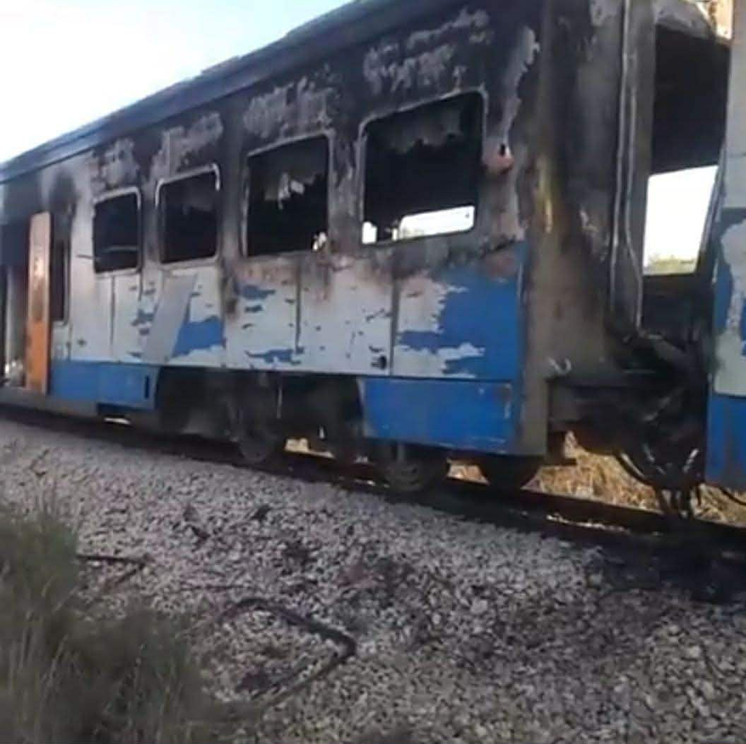 Un train incendié après une collision mortelle avec une moto:...