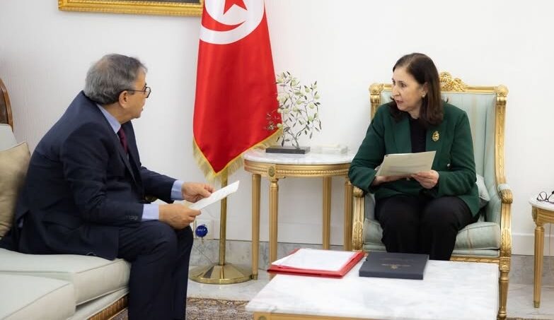 Tunisie : la Cheffe du gouvernement reçoit les comptes 2025...