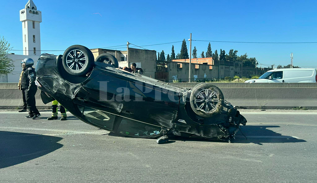 En photo, une voiture se renverse sur l’axe Tunis–Nabeul :...