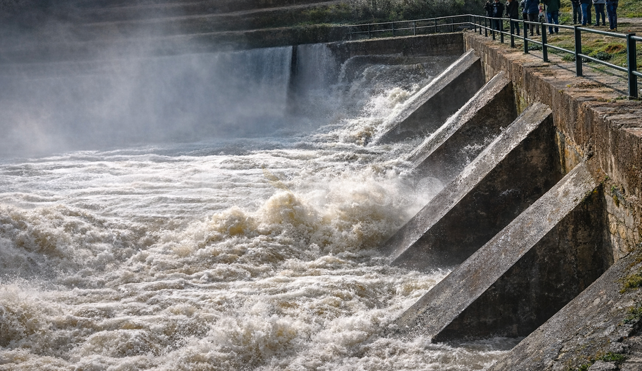 Rempli à 100 % de sa capacité : lâcher d&rsquo;eau...