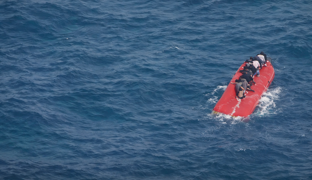 Italie : deux corps repêchés et 32 migrants secourus au...