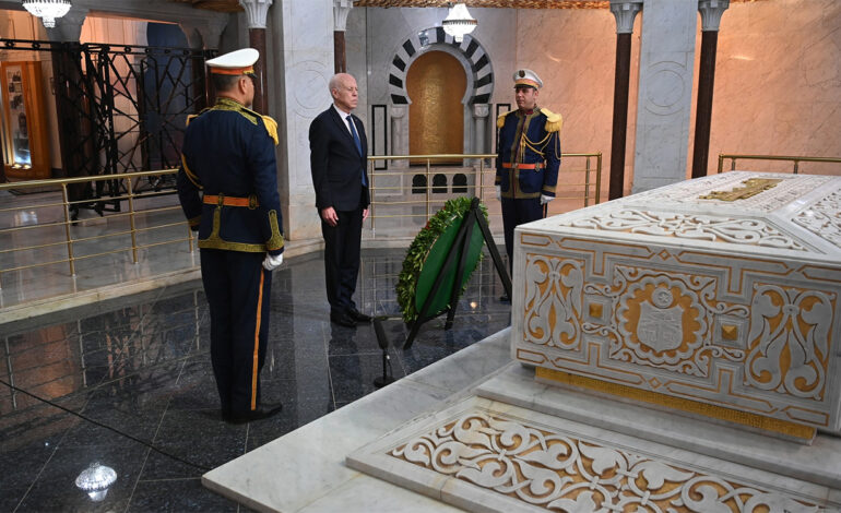 Kaïs Saïed préside la commémoration du 26e anniversaire de la mort du leader Habib Bourguiba : L’hommage d’un homme libre au père de la nation