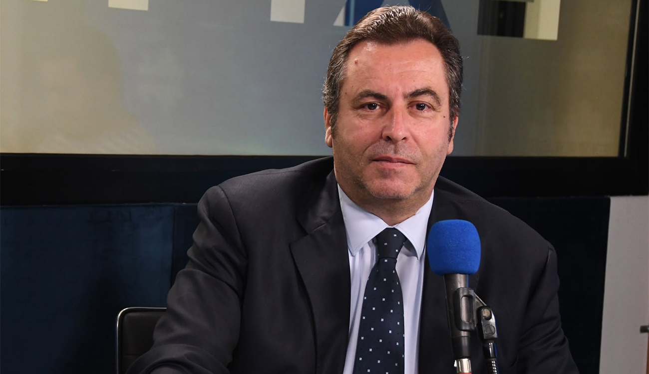 Recrutements gelés, salaires en hausse : la ligne de Maher...