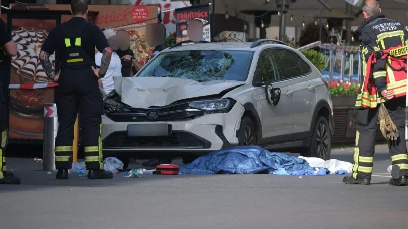 Une voiture fonce dans la foule et fait deux morts...