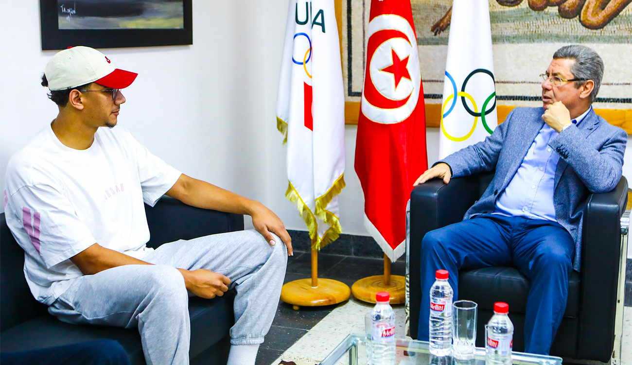 Le champion Ahmed Ayoub Hafnaoui soutenu officiellement par le Comité...