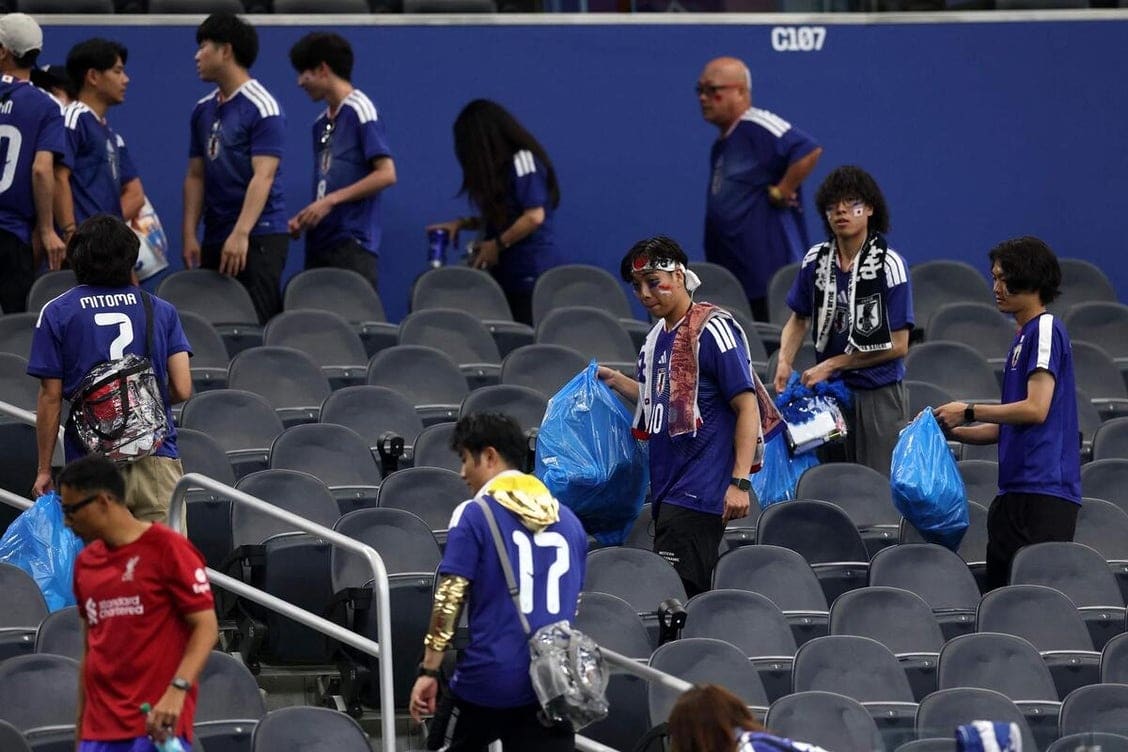 Japon-Tunisie: Les supporters japonais nettoient le stade de Monterrey après...