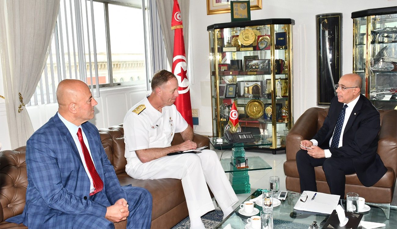 Le ministre de la Défense nationale reçoit le commandant des...