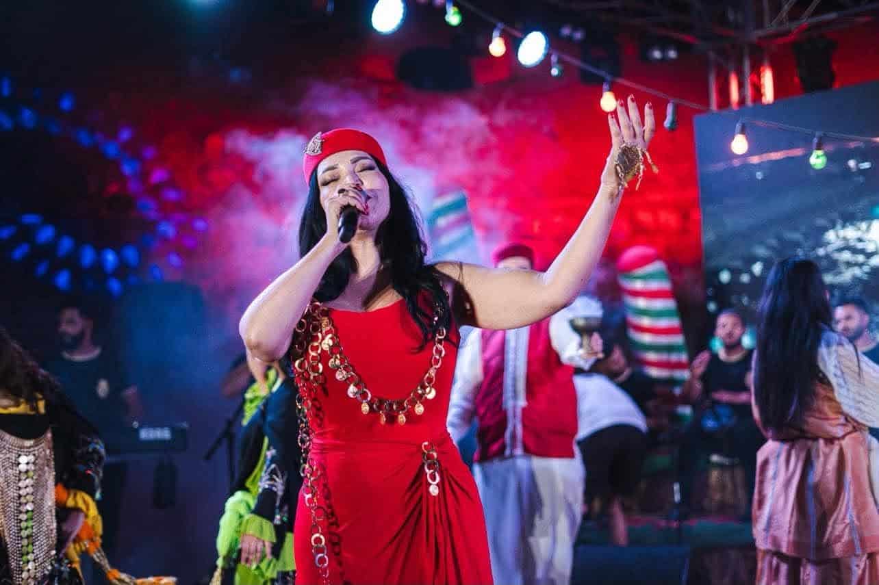 « Zarda » : Nejla la Tunisienne fait rayonner le patrimoine populaire lors d’une soirée exceptionnelle à Oudhna